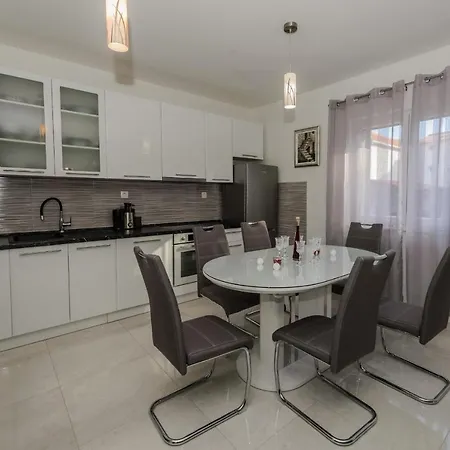 A2 - Spacious Apt W Lodge Just 40M From The Beach Daire Kastela