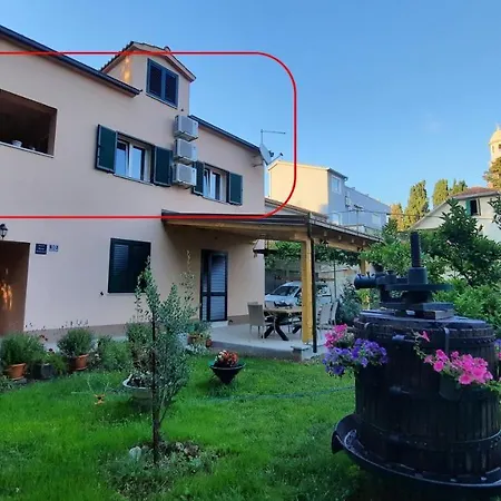 A2 - Spacious Apt W Lodge Just 40M From The Beach Kastela
