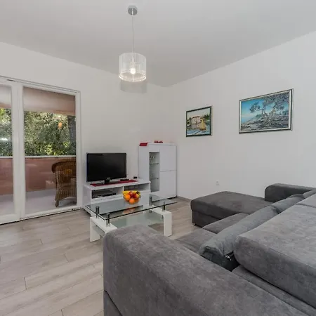 A2 - Spacious Apt W Lodge Just 40M From The Beach Daire