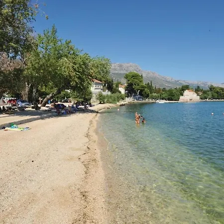 A2 - Spacious Apt W Lodge Just 40M From The Beach Daire Kastela