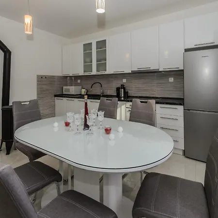 A2 - Spacious Apt W Lodge Just 40M From The Beach Daire Kastela