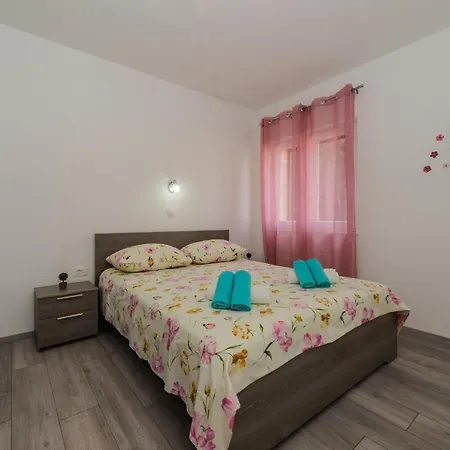 A2 - Spacious Apt W Lodge Just 40M From The Beach Daire Kastela