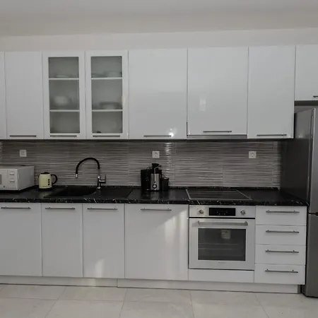 Daire A2 - Spacious Apt W Lodge Just 40M From The Beach