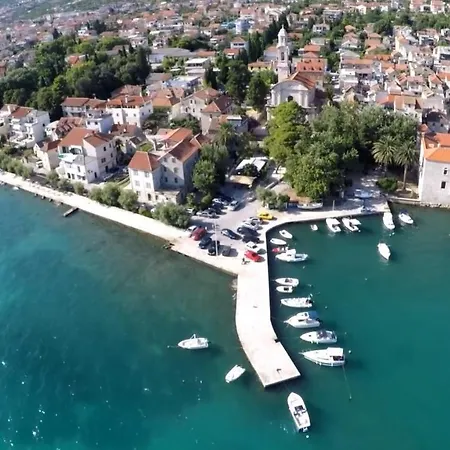 A2 - Spacious Apt W Lodge Just 40M From The Beach Kastela