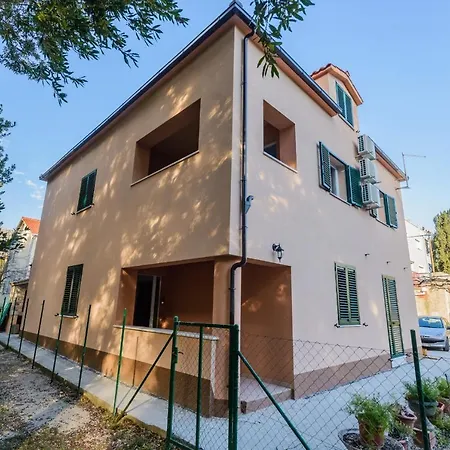 A2 - Spacious Apt W Lodge Just 40M From The Beach Daire *