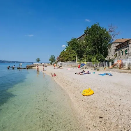 Apartment A2 - Spacious Apt W Lodge Just 40M From The Beach