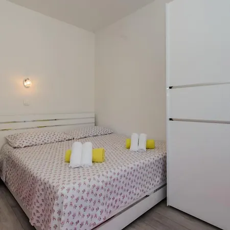 Apartment A2 - Spacious Apt W Lodge Just 40M From The Beach